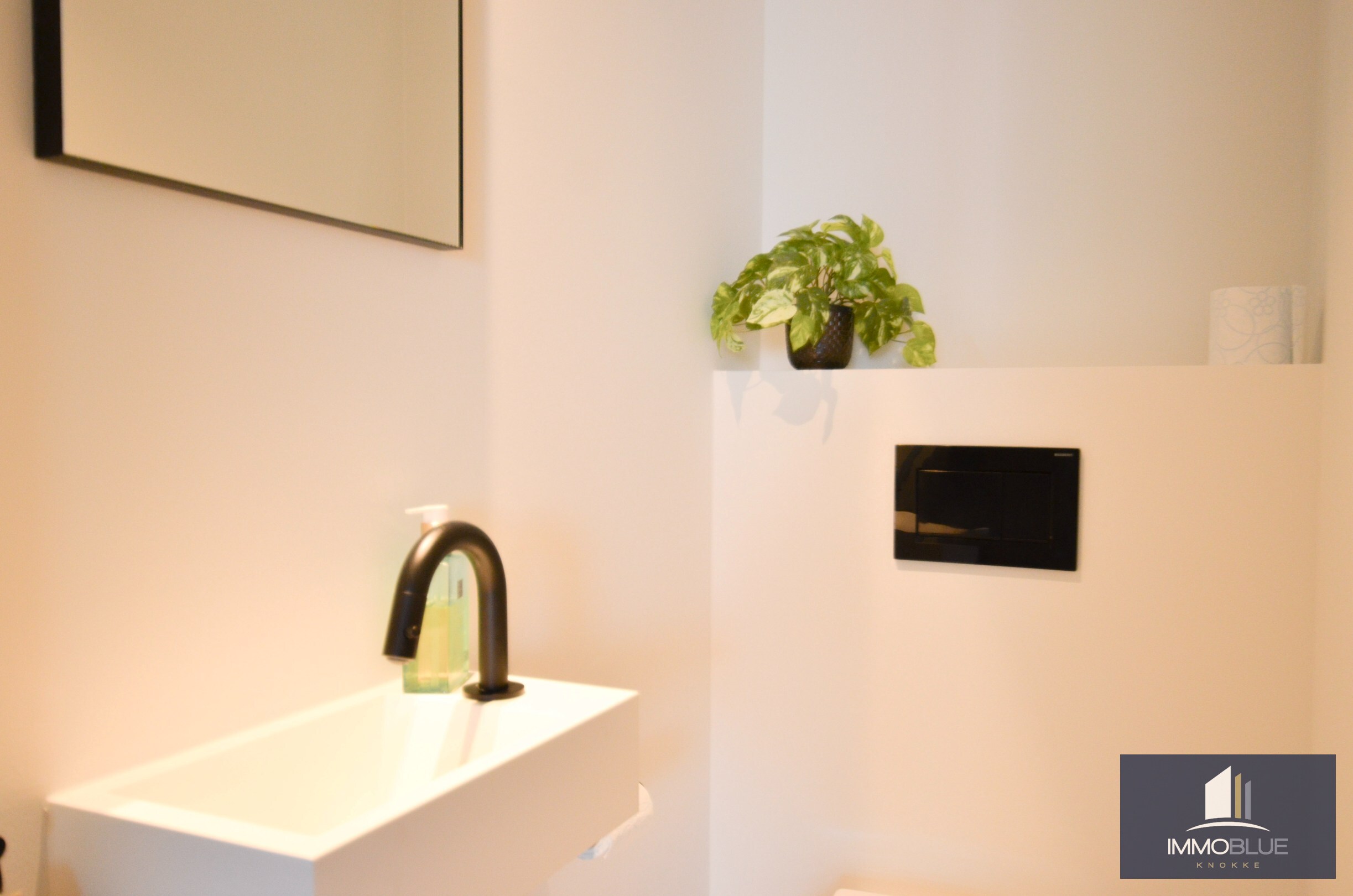 Appartement élégant avec spacieuse terrasse ensoleillée dans la résidence The Tower. 