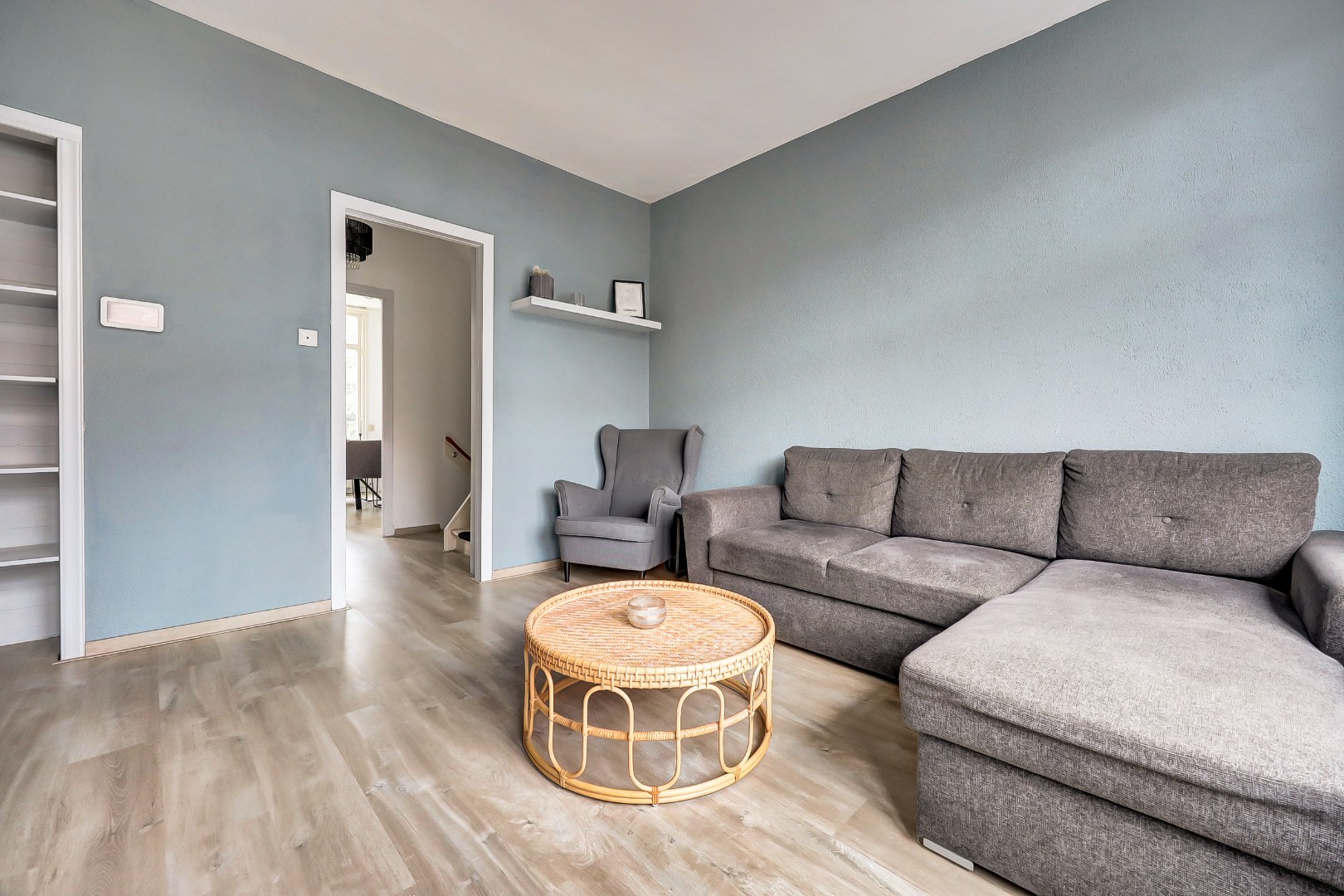 Sfeervol en karakteristiek jaren '30 bovenwoning met prachtige glas-in-lood details, 2 goede slaapkamers, ruime keuken en badkamer en gelegen op eigen grond! 