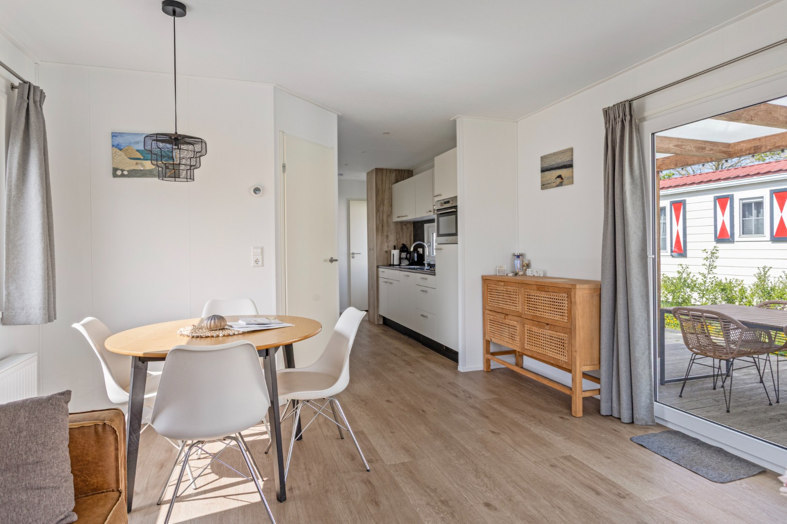 Ontsnap aan de dagelijkse hectiek en geniet van een welverdiende vakantie in deze charmante chalet (nr. ME46), te koop aangeboden op park Duinzicht in Koudekerke! 