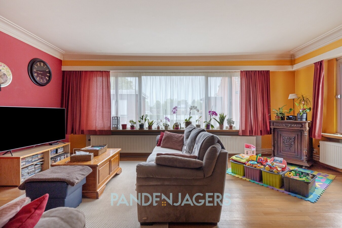 Kleinschalig gebouw met 2 appartementen en bijhorende garageboxen te Brasschaat 