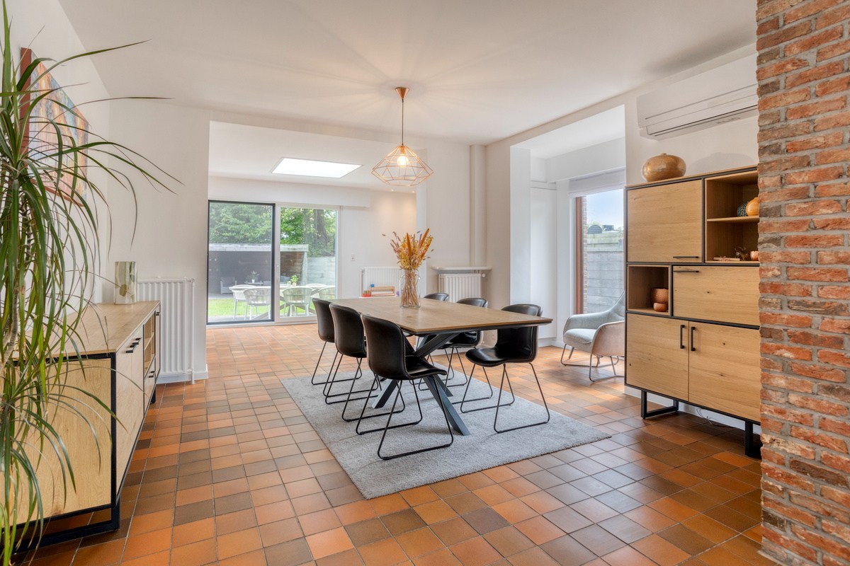 Charmante energiezuinige halfopen bebouwing met 4 slaapkamers, bureau en tuin in centrum Brasschaat 