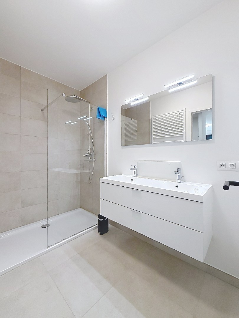 Voici la traduction en français : Appartement spacieux prêt à emménager - grande terrasse ensoleillée. 