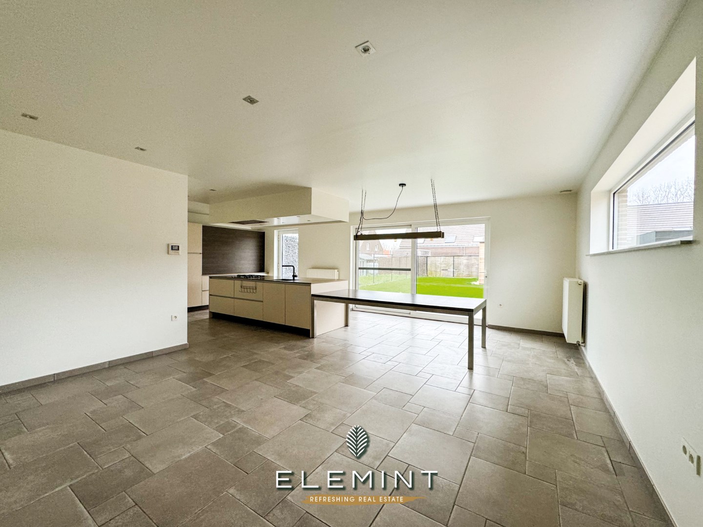 Rekkem. Ruime halfopen woning met 5 slaapkamers, tuin &amp; garage 