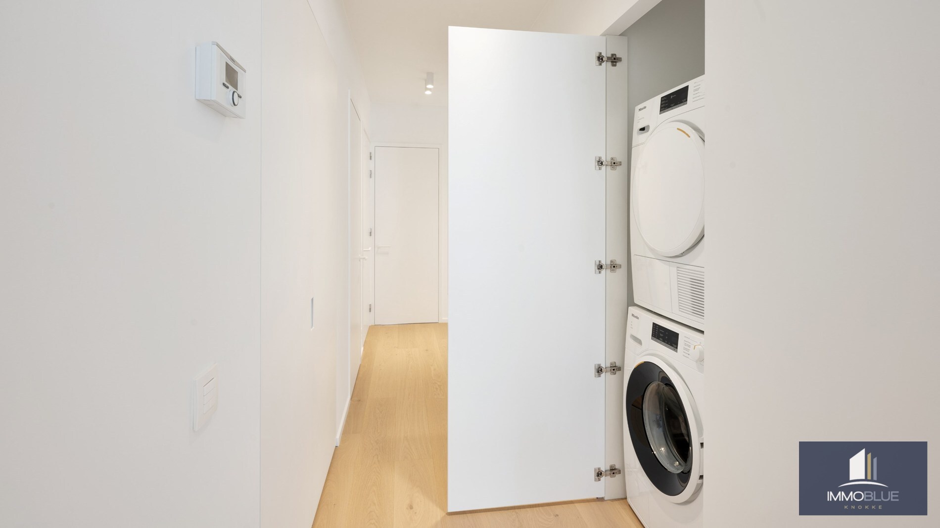 Centraal gelegen, volledig gerenoveerd appartement met drie slaapkamers. 