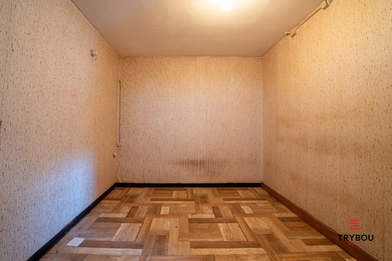 Te renoveren woning met garage en diepe tuin 