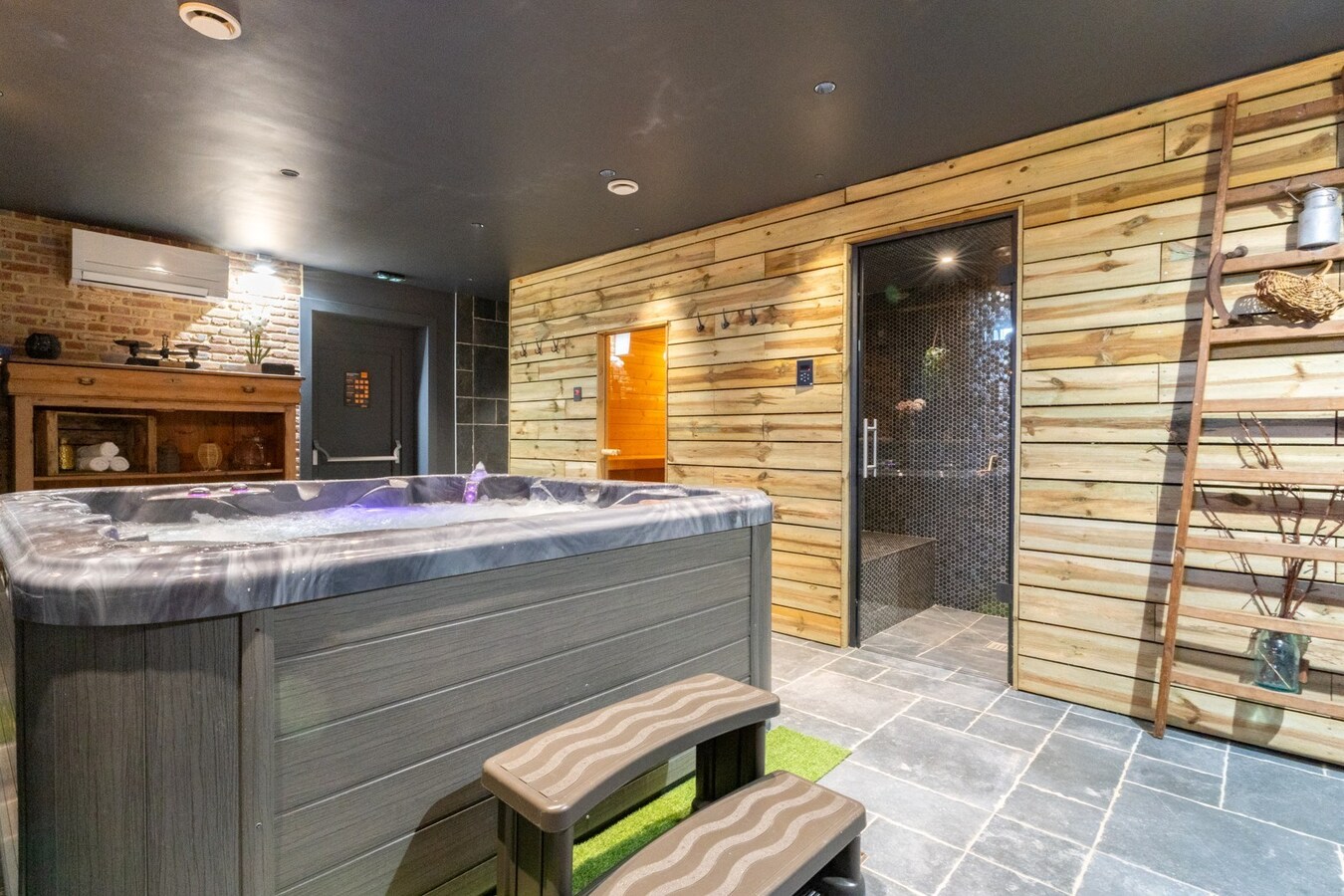Ensemble immobilier érigé sur 2448m² (Corps de ferme, profession libérale, SPA Airbnb) 