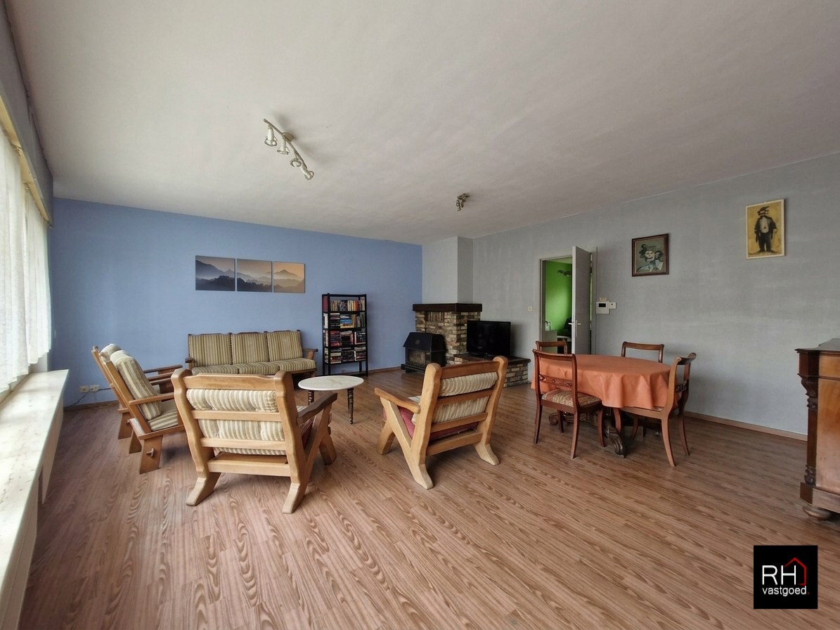 Ruim te renoveren appartement met garage in het hart van Heist. 