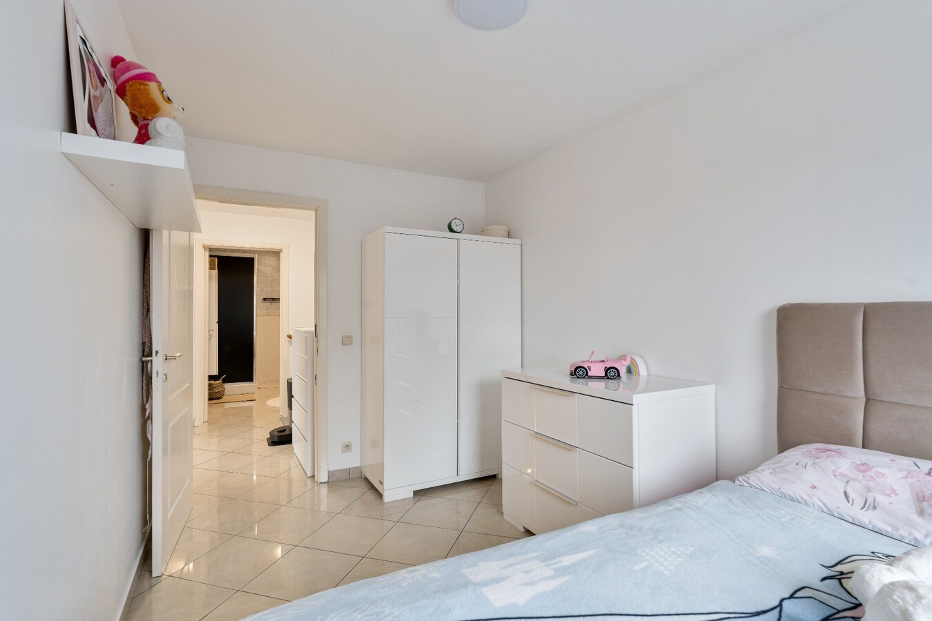 Ruim energiezuinig duplexappartement (146 m²) -  kwaliteitslabel B -  3 slaapkamers, terras en private buitenparking. 