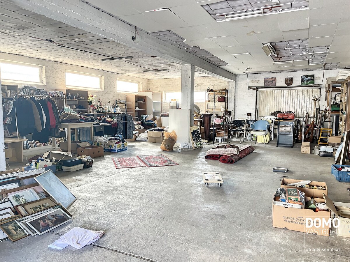 Ruime half open bebouwing met een vergund magazijn. 