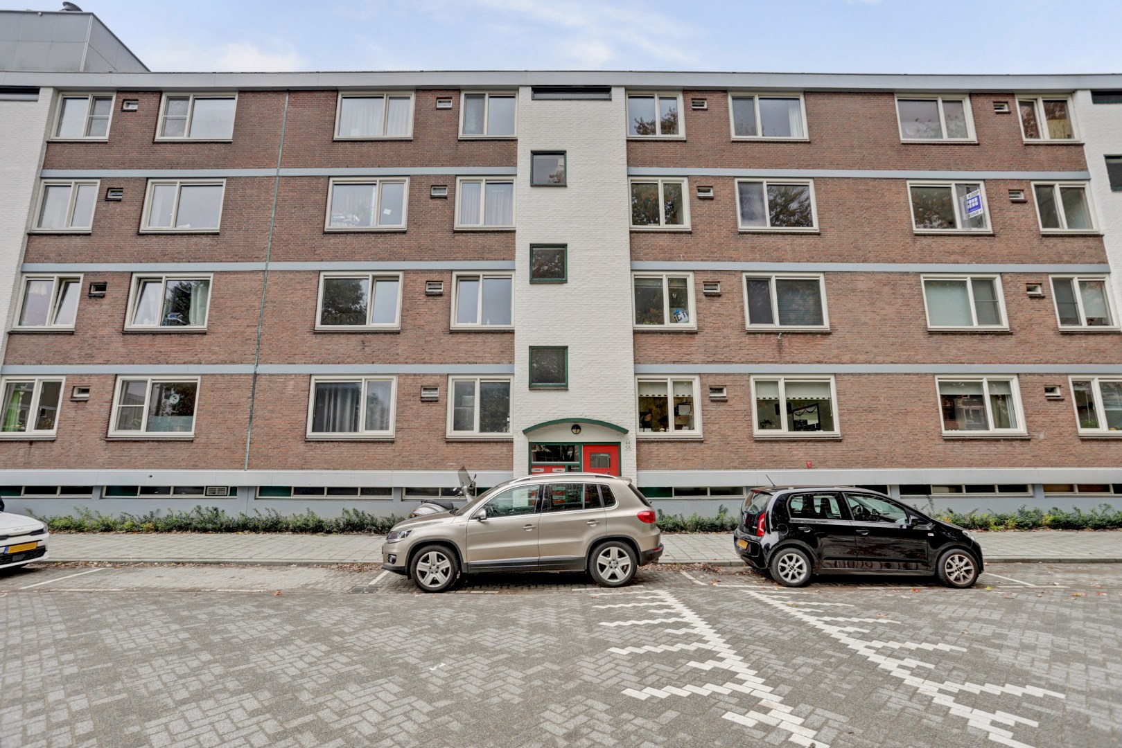 Instapklaar 3 (voorheen 4) kamer appartement op de vierde verdieping met moderne keuken en badkamer, balkon op het zuiden en berging in de onderbouw. 
