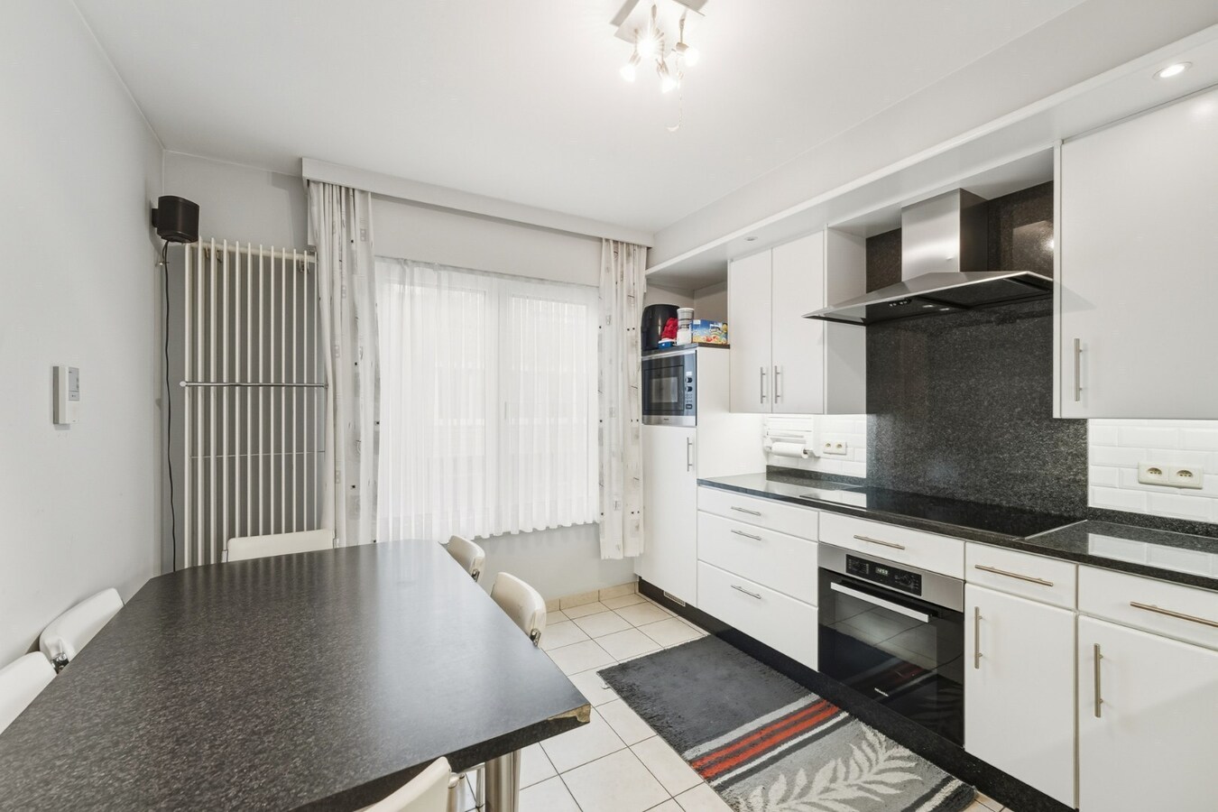 Instapklare, lichtrijke bel-etage woning met ruime garage en terras op centrale ligging 