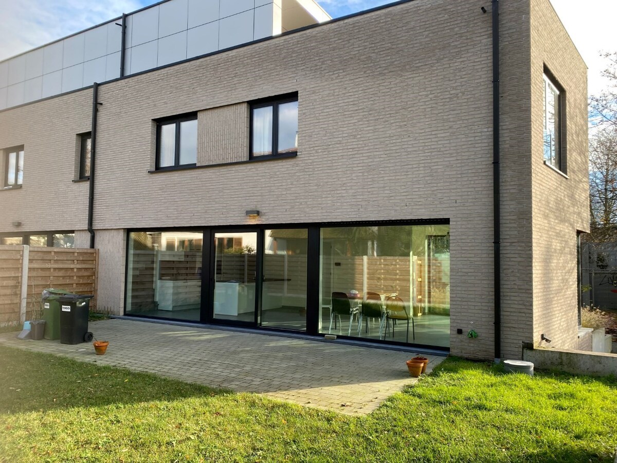 Half Open Nieuwbouw. Op 750 m van Gent-St-Pieters én aan tramhalte. 