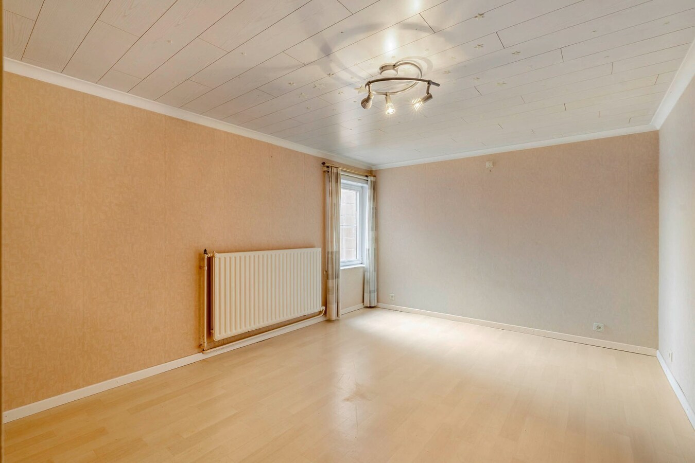 Comfortabel, zeer ruim appartement met 4 slaapkamers, terras en garage in het centrum van Neeroeteren! 