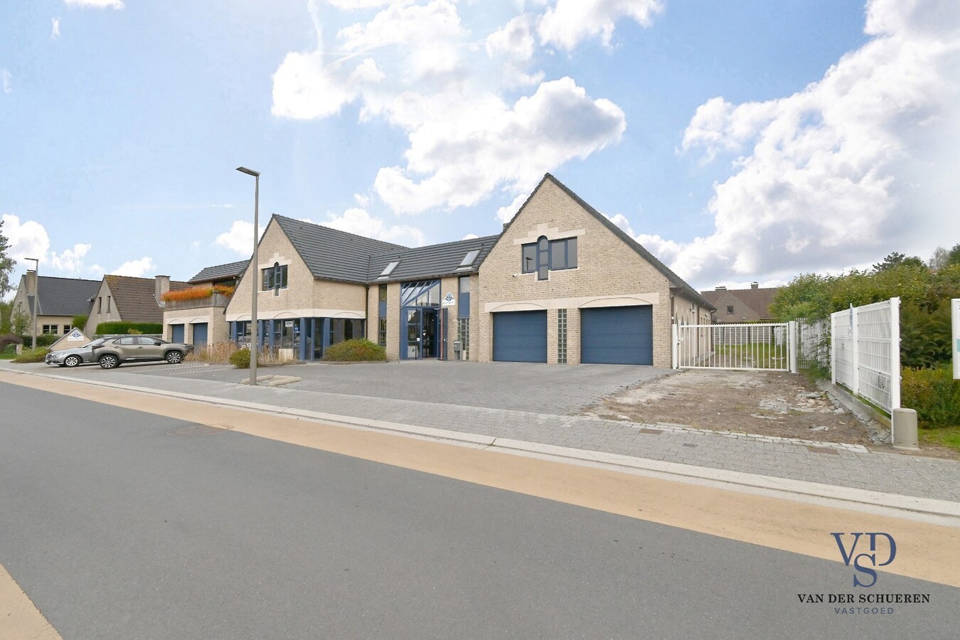 Ruim handelspand met penthouse in villastijl 