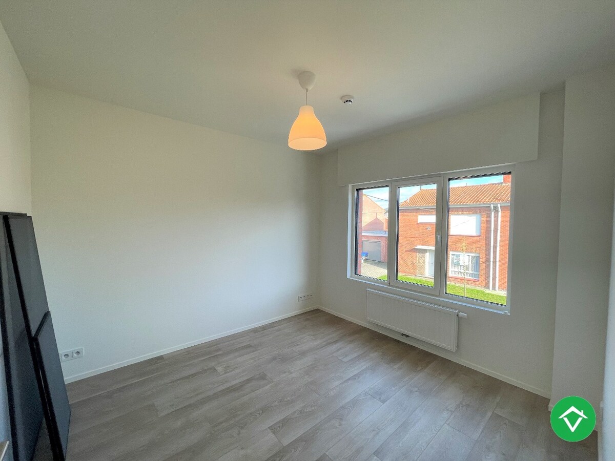 Ruime, gerenoveerde woning met twee slaapkamers te Roeselare 