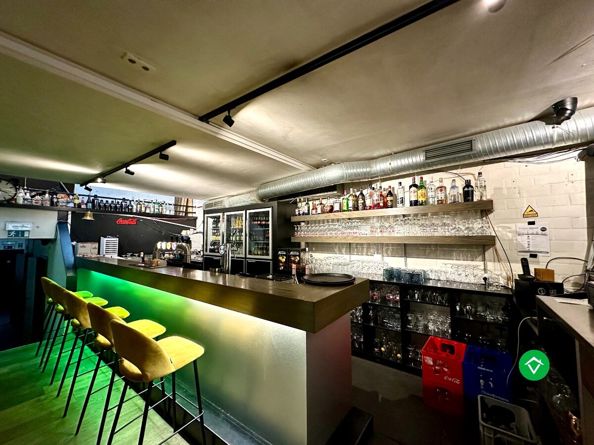 Café “Foelard” - centraal gelegen handelszaak op de Markt van Torhout 