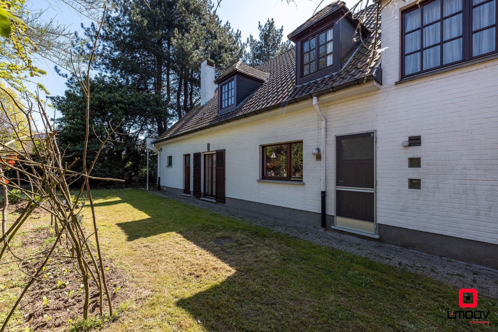 Karaktervolle villa met royale volumes op perceel van 1100m2 nabij de E40 