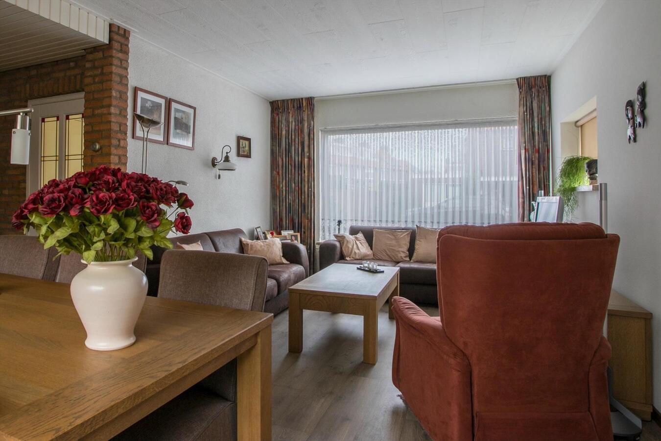 Nette 2-kapper met 4 slaapkamers en privacy biedende tuin gelegen op 346 m² ondergrond. 