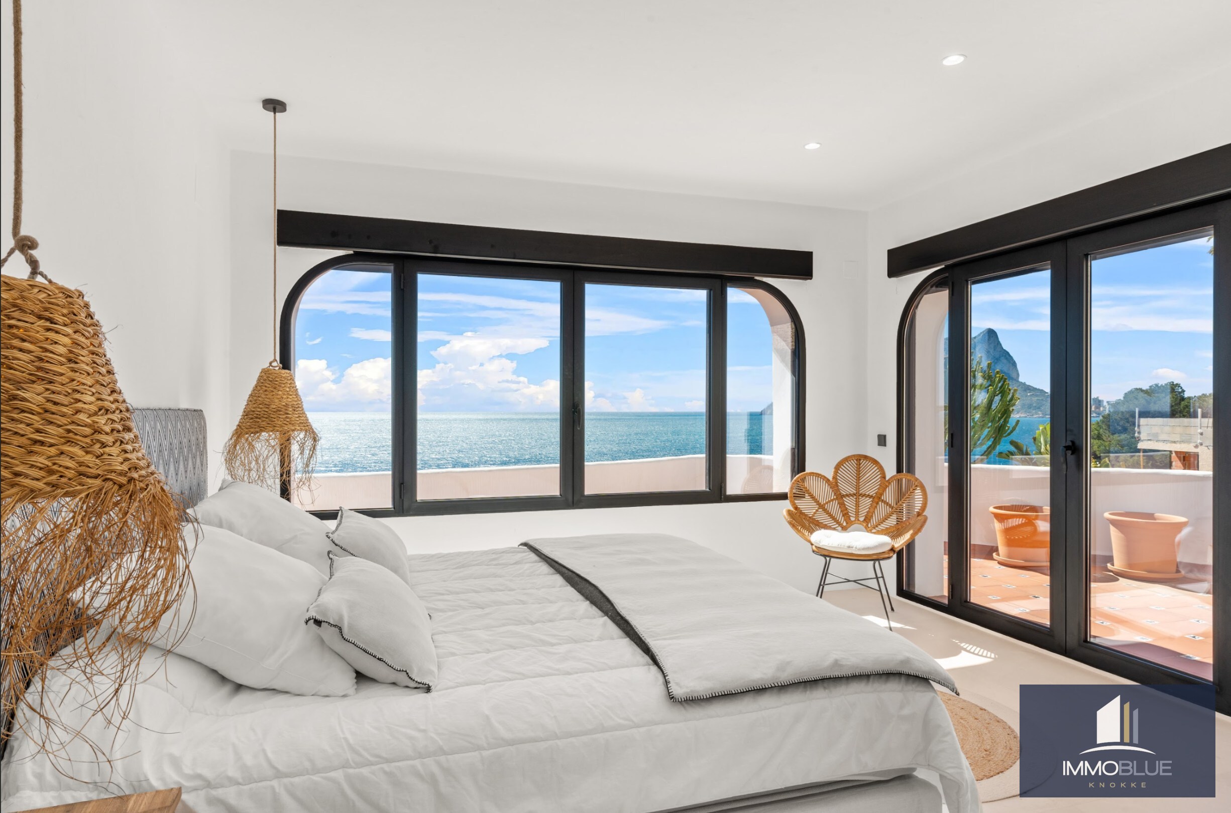 Villa méditerranéenne moderne avec vue mer spectaculaire 