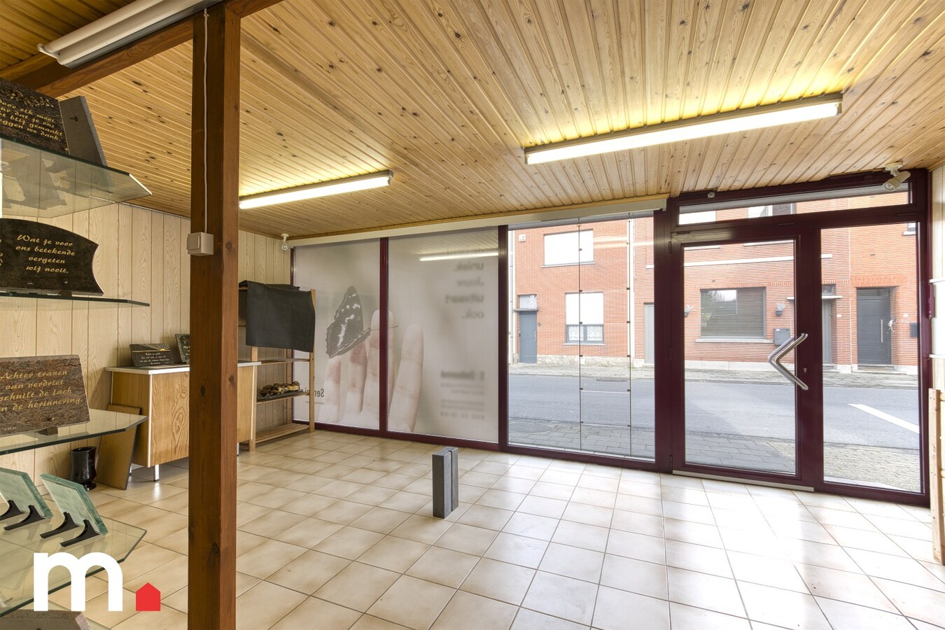 Loods met oprit en aparte kantoorruimte te koop in Heule ! 