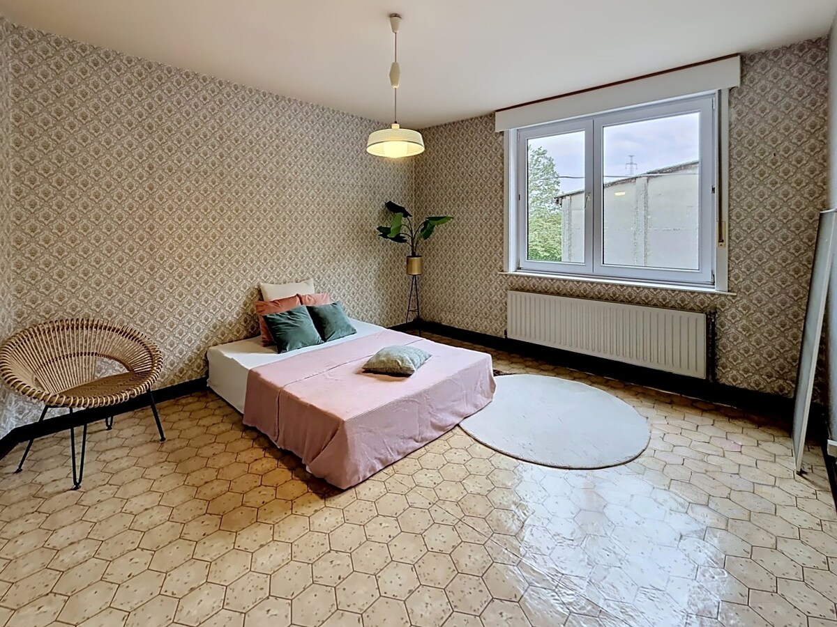 Kloeke woning met vier slaapkamers en ruim magazijn in Hulste. 