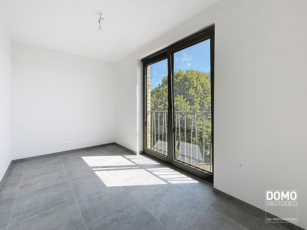 VOLLEDIG AFGEWERKT NIEUWBOUWAPPARTEMENT MET 2 SLAAPKAMERS, TERRAS, ONDERGRONDSE AUTOSTANDPLAATS EN KELDERBERGING IN RESIDENTIE "DE KWINT" TE ZONHOVEN 