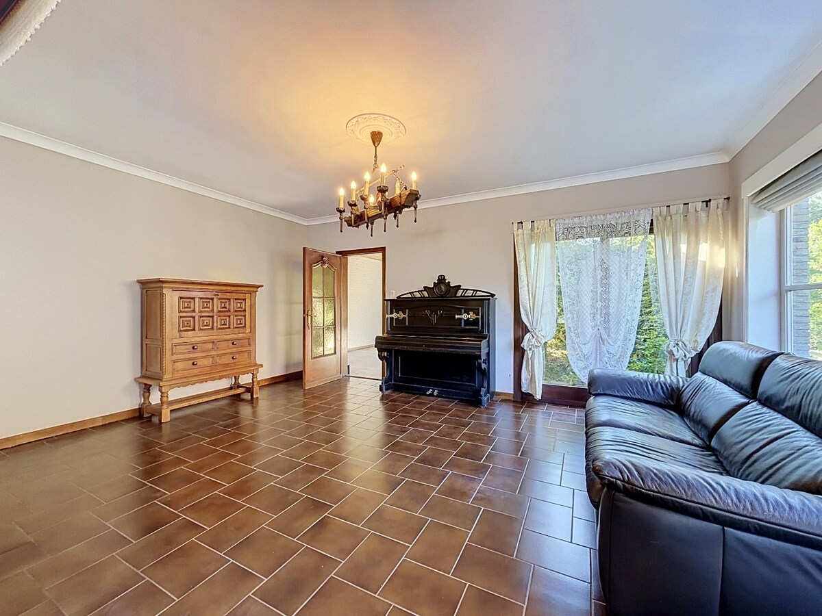 Ruime sixties villa op 3.630m² nabij dorpskern Steenhuize 