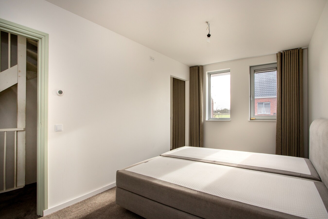 Moderne hoekwoning uit 2016 gelegen in een jonge en kindvriendelijke woonwijk in Lage Mierde. 