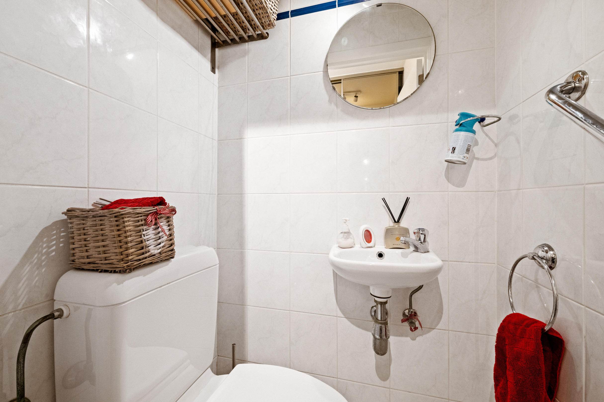 Voici la traduction en français :Grand appartement en duplex avec 2 chambres, 2 salles de bains et terrasses ensoleillées, près de la digue de Heist (possibilité d'offre d'un garage intégré). 