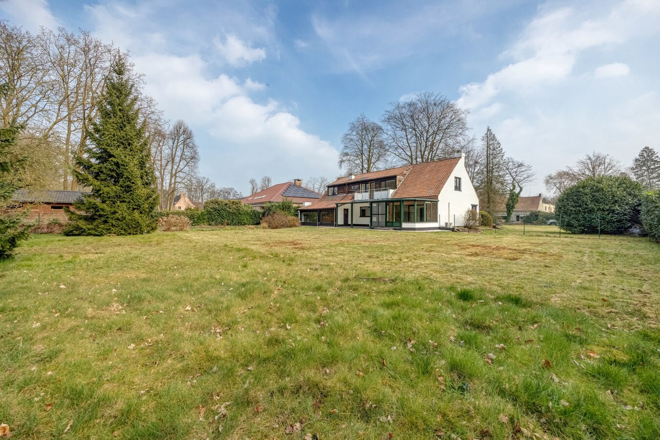 Landelijke, gerenoveerde woning met 4 slaapkamers op perceel van 2.322 m² 