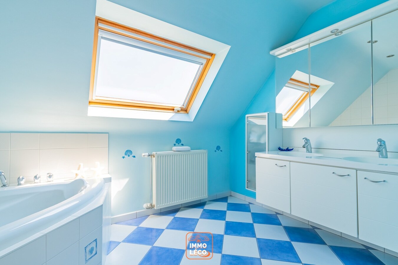 Villa « semi plain-pied » idéalement située avec 4 chambres, jardin, garage et parking, COUP DE CŒUR ABSOLU ! 