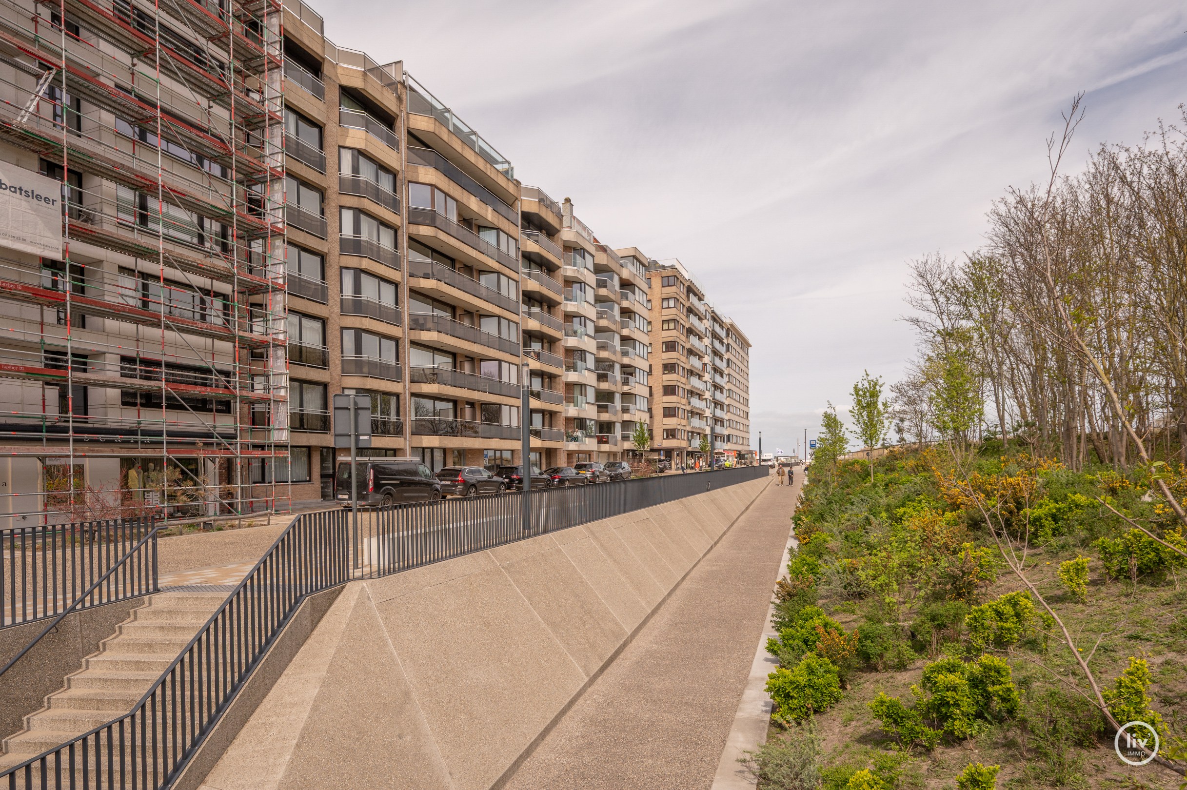 Dit magnifieke duplexappartement combineert uitzonderlijke volumes met adembenemende zichten over zowel de omliggende bossen als de zee. 