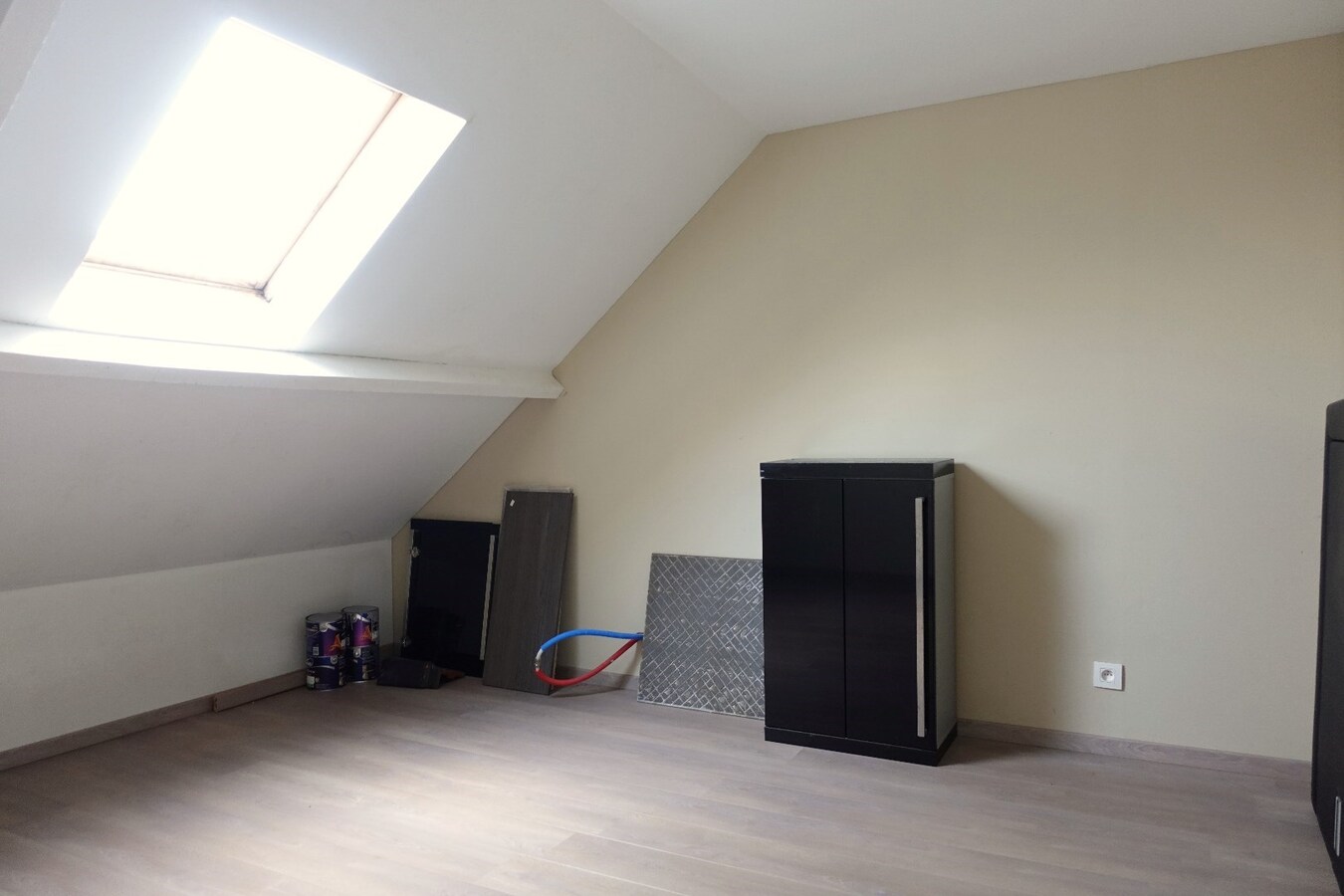 Gerenoveerde, instapklare rijwoning met 4 slaapkamers en uitweg 