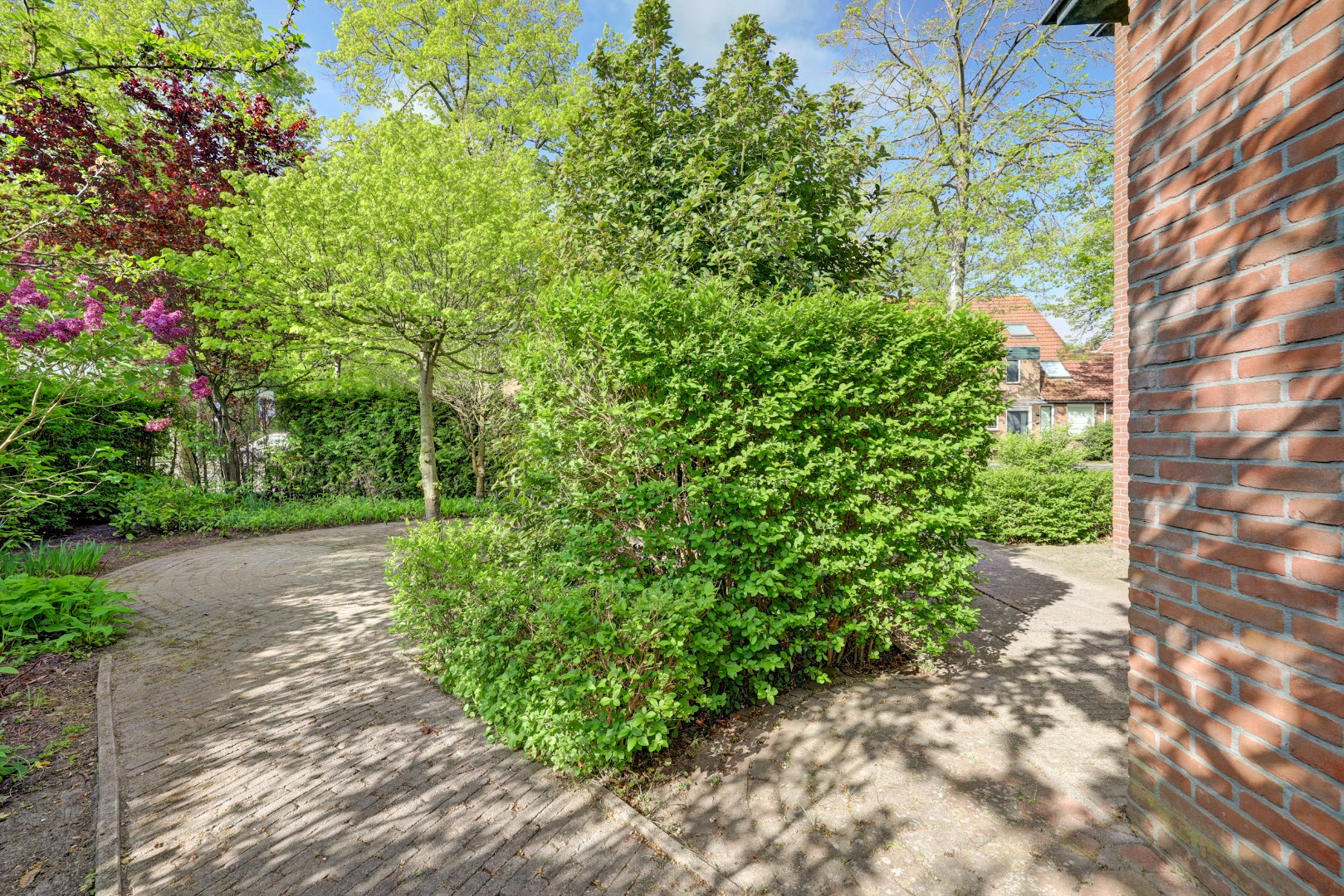 Ruime 5-kamer hoekwoning met aangebouwde garage op een kavel van maar liefst 297 m2 eigen grond! 