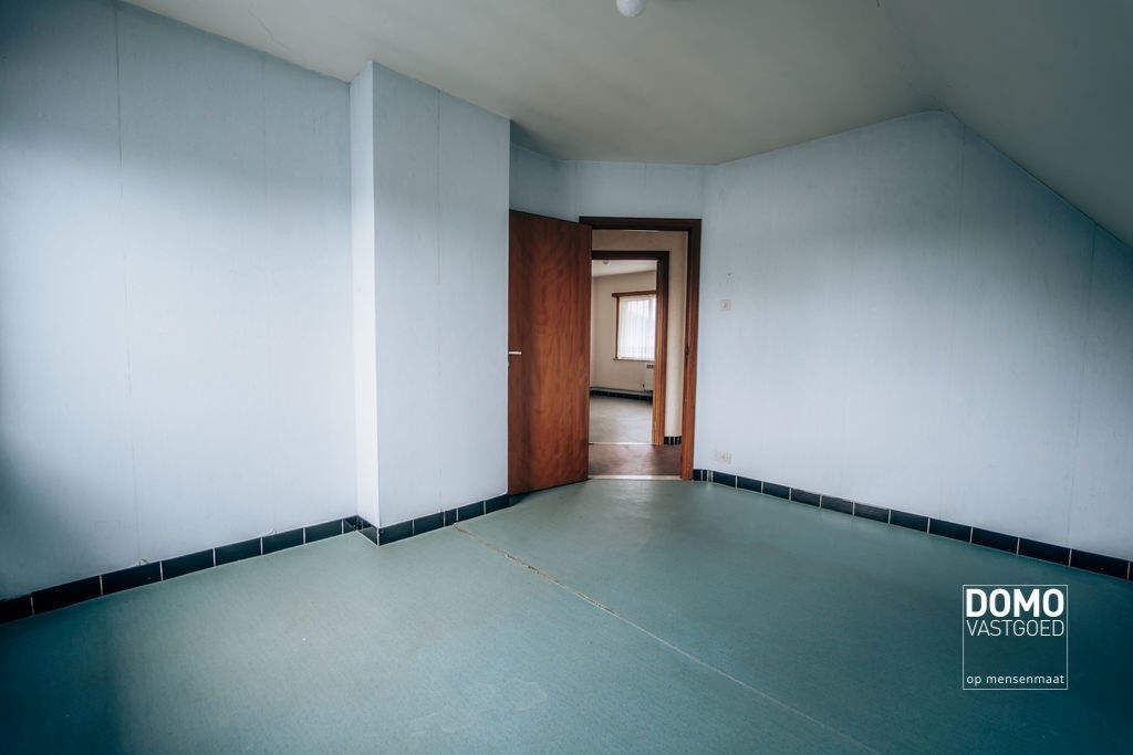 Ruime boerderij met stallingen en een prachtig groen uitzicht. 