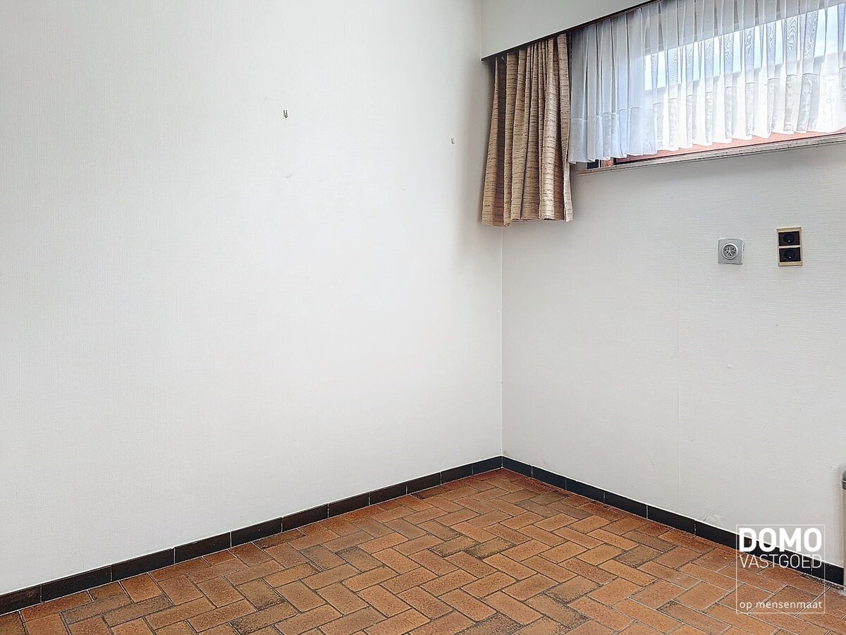 Ruime open bebouwing woning met afgesloten tuin te Kermt. 