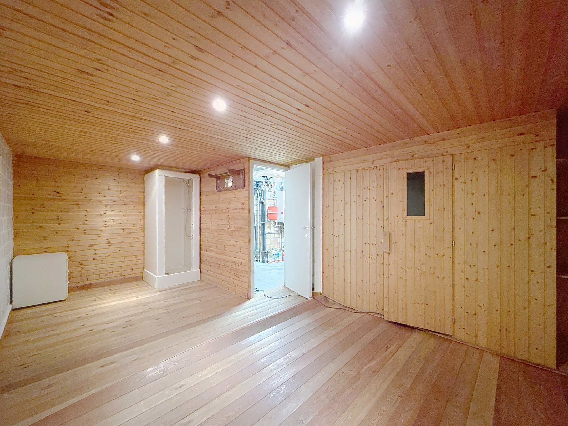 Maison de ville située au centre de la vieille ville de Knokke, à proximité des supermarchés, de l'école, du complexe sportif et à quelques mètres de l'avenue Lippens et des transports en commun. 