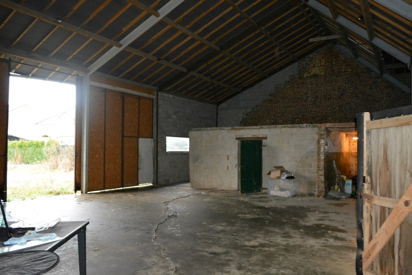 Hedendaagse woning met loods en bijgebouwen op 2.200 m² 