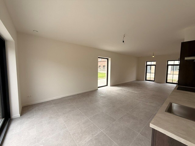 Halfopen nieuwbouwwoning met 4 slaapkamers gelegen te Opitter. 