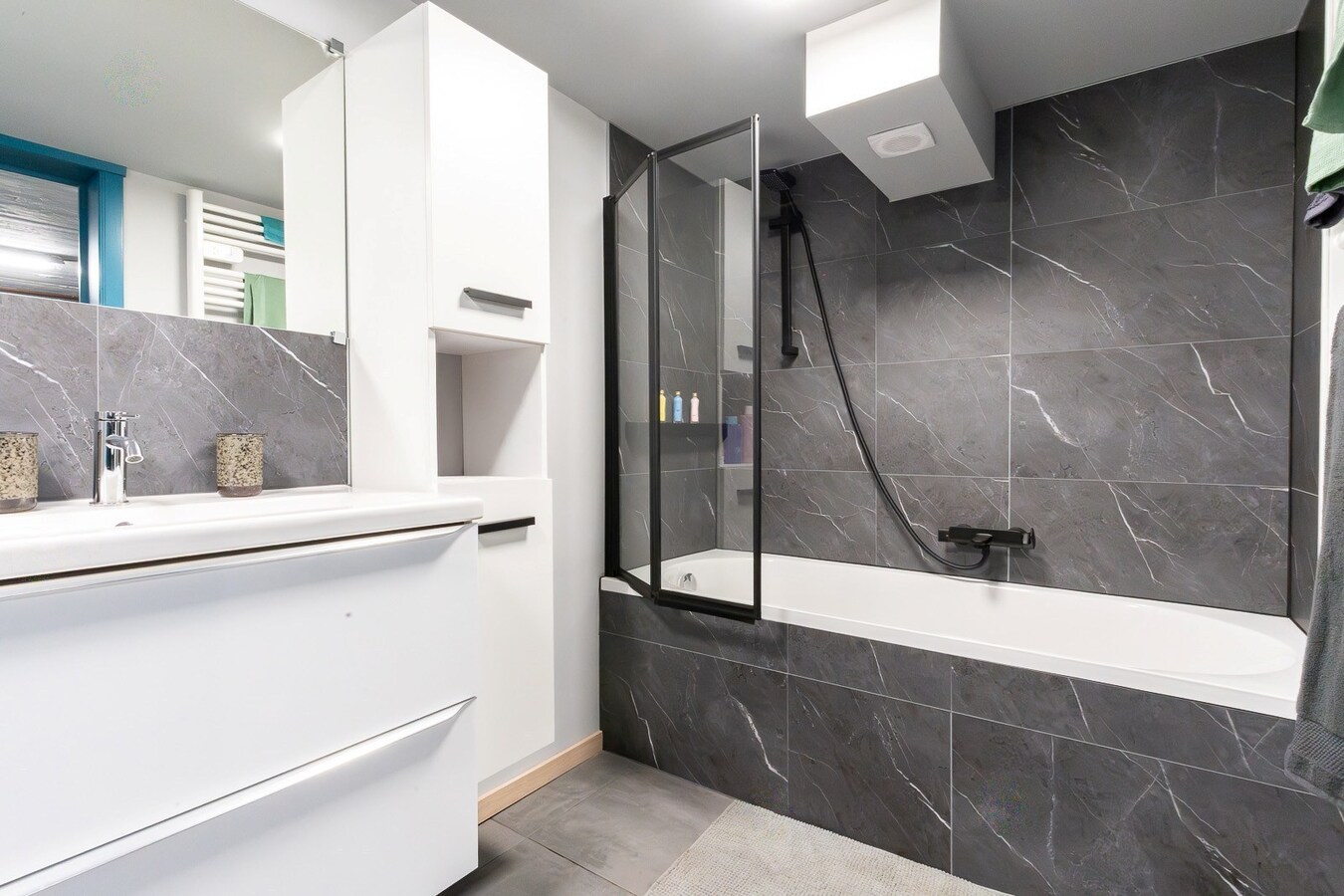 3 façades érigée sur 875m² avec terrain à bâtir, parking privé, double garage. 