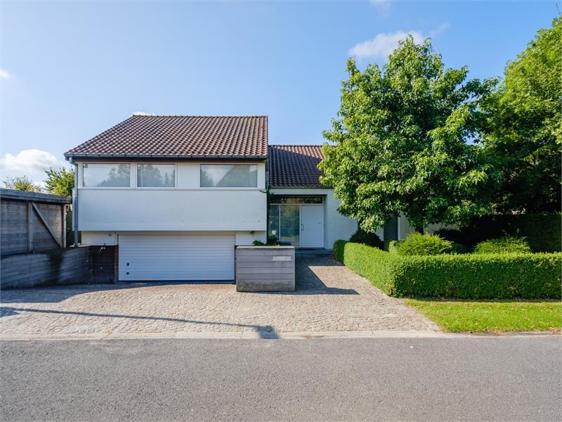 Tijdsloze villa in één van de mooiste villawijken van Roeselare 