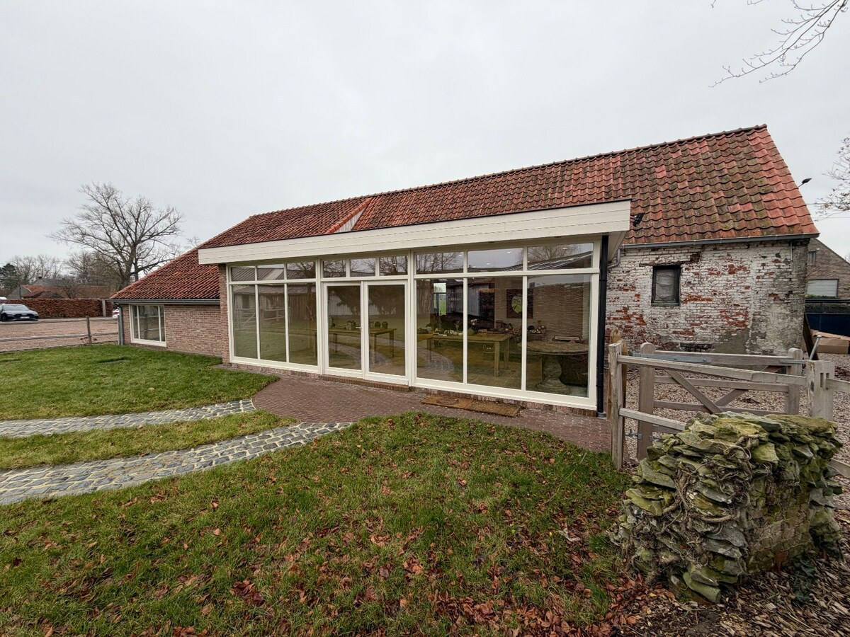 Multifunctioneel commercieel pand op toplocatie. 