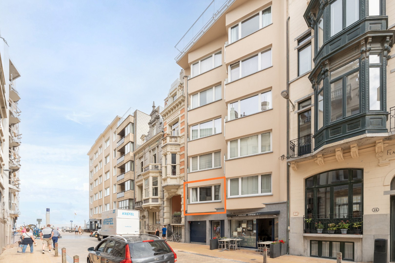 GERENOVEERD APPARTEMENT MET ZIJDELINGS ZEEZICHT: TOPLIGGING !! 