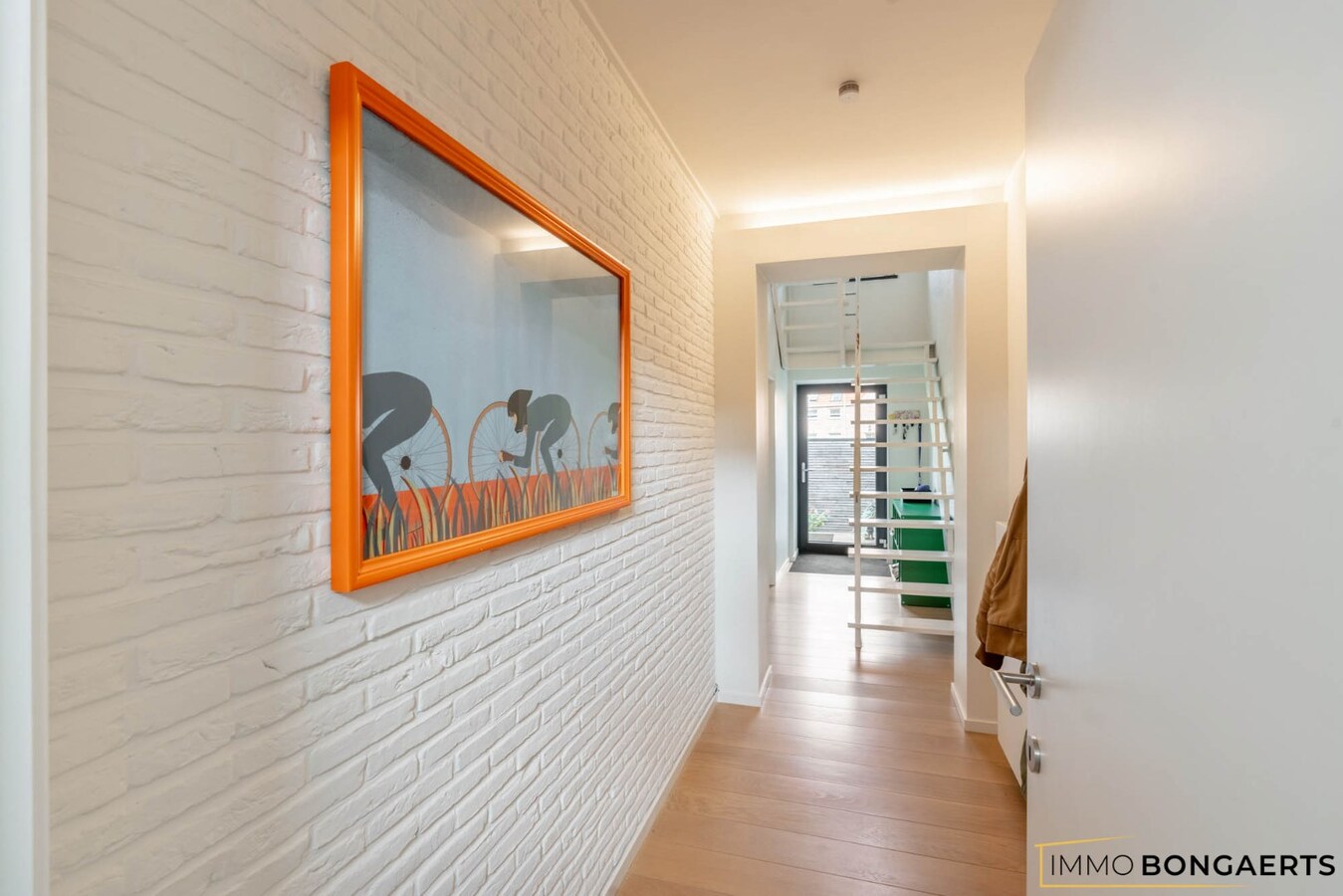 Ruime woning met garage, tuin en drie slaapkamers 