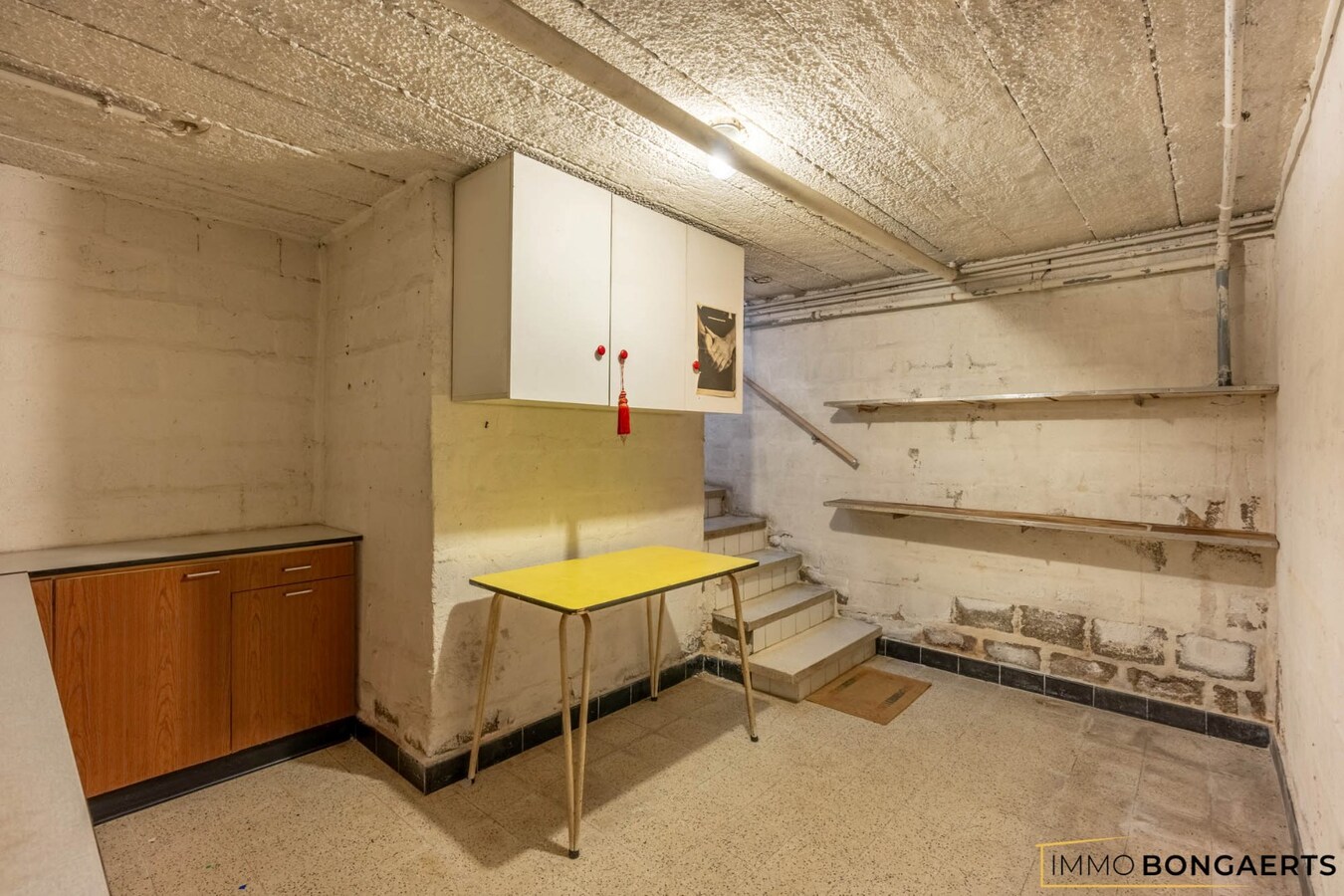 Ruime te renoveren woning op een mooi perceel. 