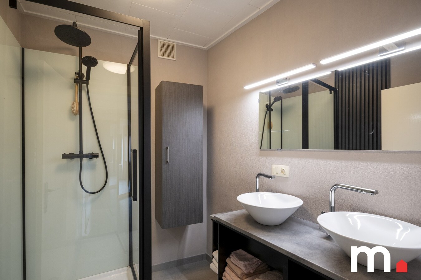Instapklare woning te Izegem met 3 slaapkamers en moderne voorzieningen en 2 garages! 
