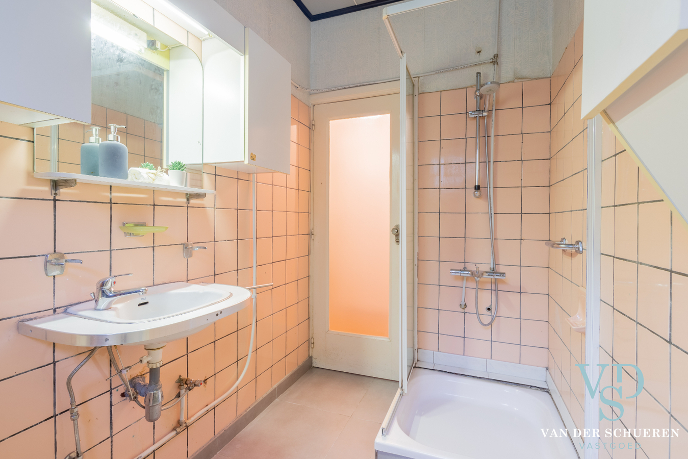 Bungalow met bijgebouw. 