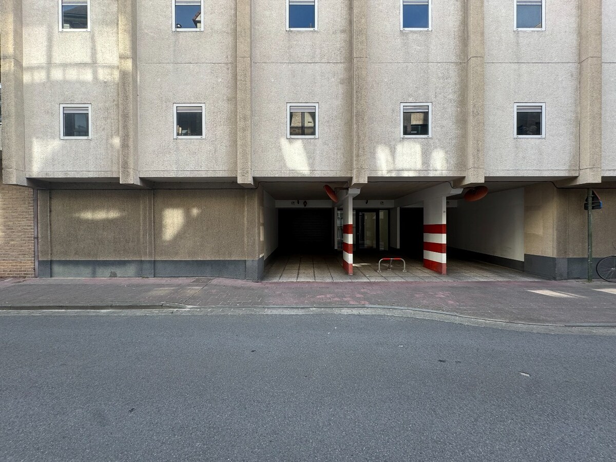 Garagebox te koop nabij de Zeedijk en het Heldenplein te Heist. 