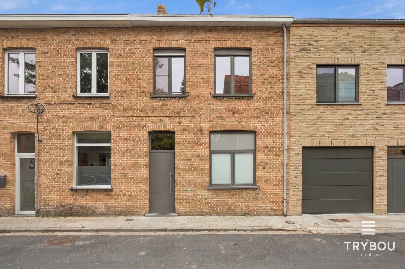 Ruime rijwoning in het centrum van Ieper! 