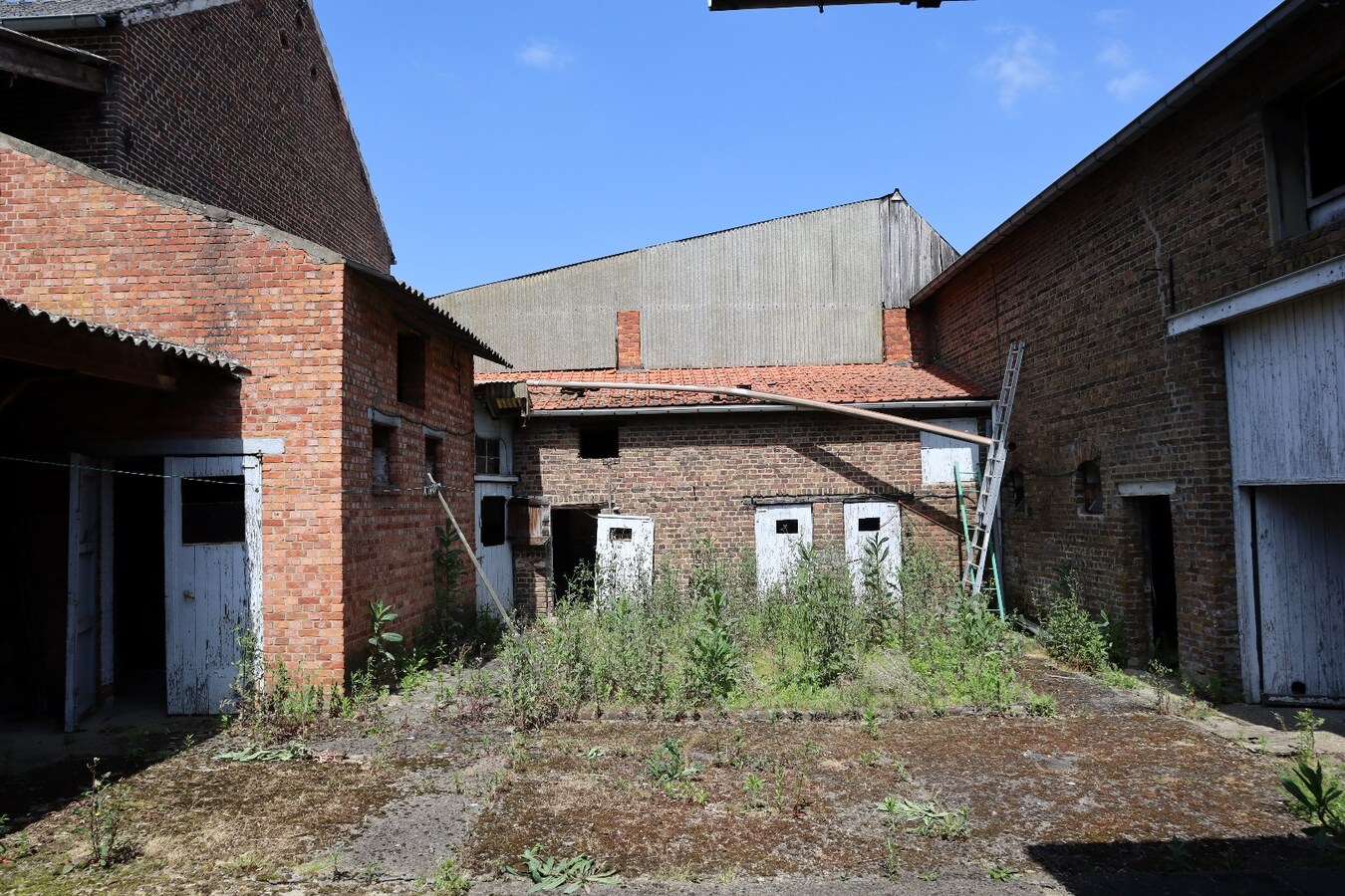 Ruime te renoveren hoeve met schuur en opslagplaatsen + mogelijkheid voor projectgrond 